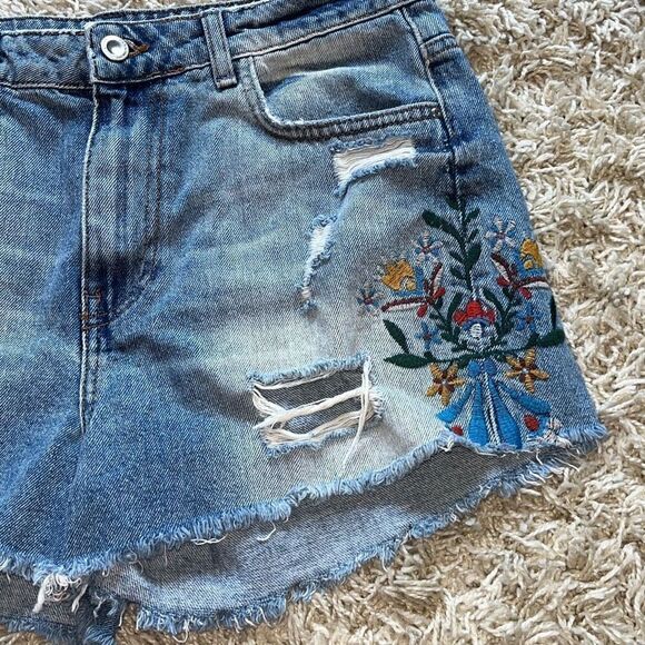 Zara Basic Jean Shorts Womens 6 Distressed Floral Raw Hem High Rise Denim Blue - Picture 3 of 11